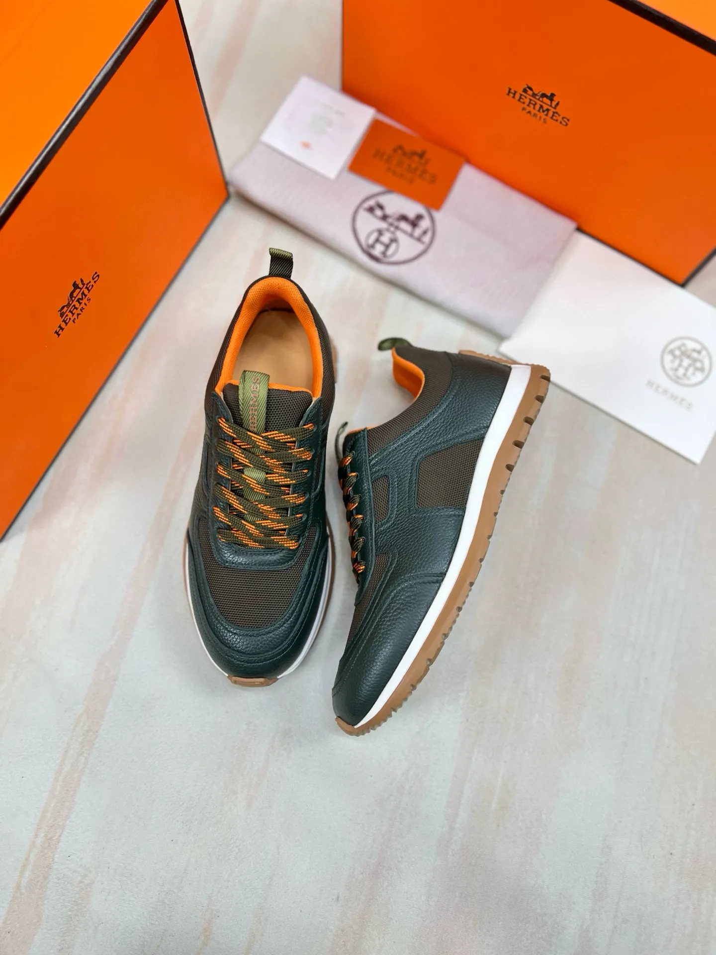 Factory price: 580💰Hermes Jimmy men's sneakers, Hermes high-tech canvas and suede goatskin sneakers with grooved rubber soles. Create a modern hiking style. Honey-colored rubber sole, white rubber midsole, pumpkin-colored high-tech canvas lining Size: 38-44 (45 customized)